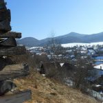 Pohľad na zasneženú dedinu pod horami Považský Inovec