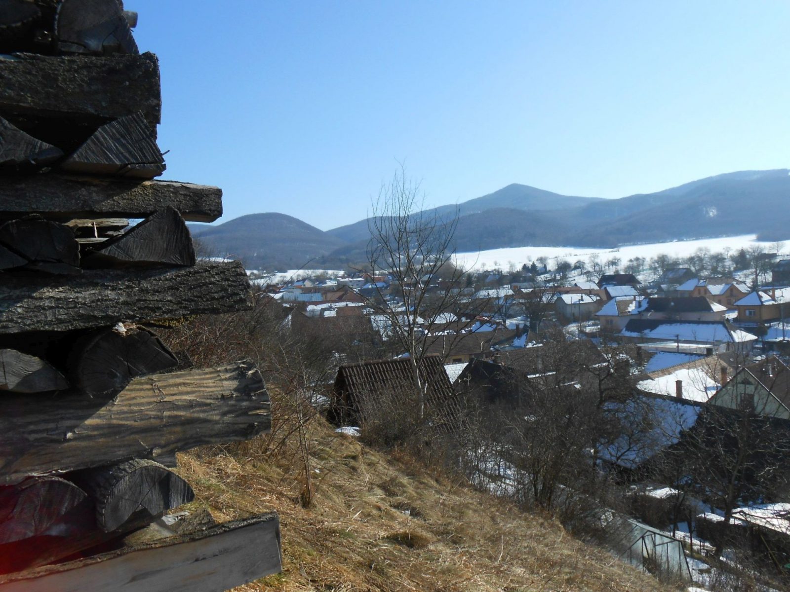 Pohľad na zasneženú dedinu pod horami Považský Inovec