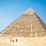 pyramída v Gíze s napísanými číslami