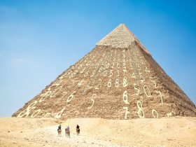 pyramída v Gíze s napísanými číslami