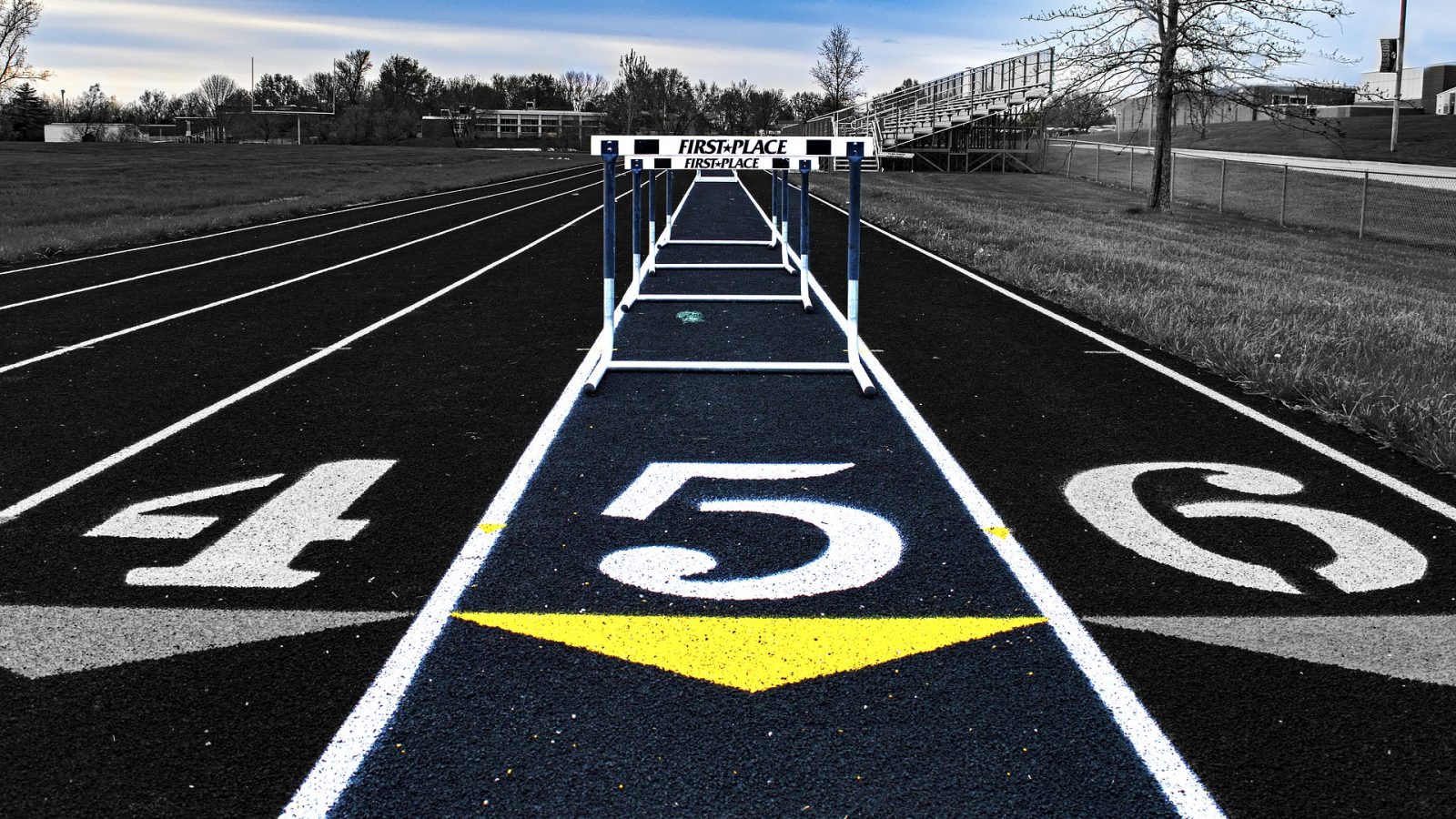 nakreslená línia 4,5,6 na bežeckej dráhe