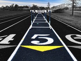 nakreslená línia 4,5,6 na bežeckej dráhe