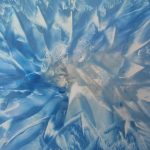 modré enkaustické pozadie so stopami nôh