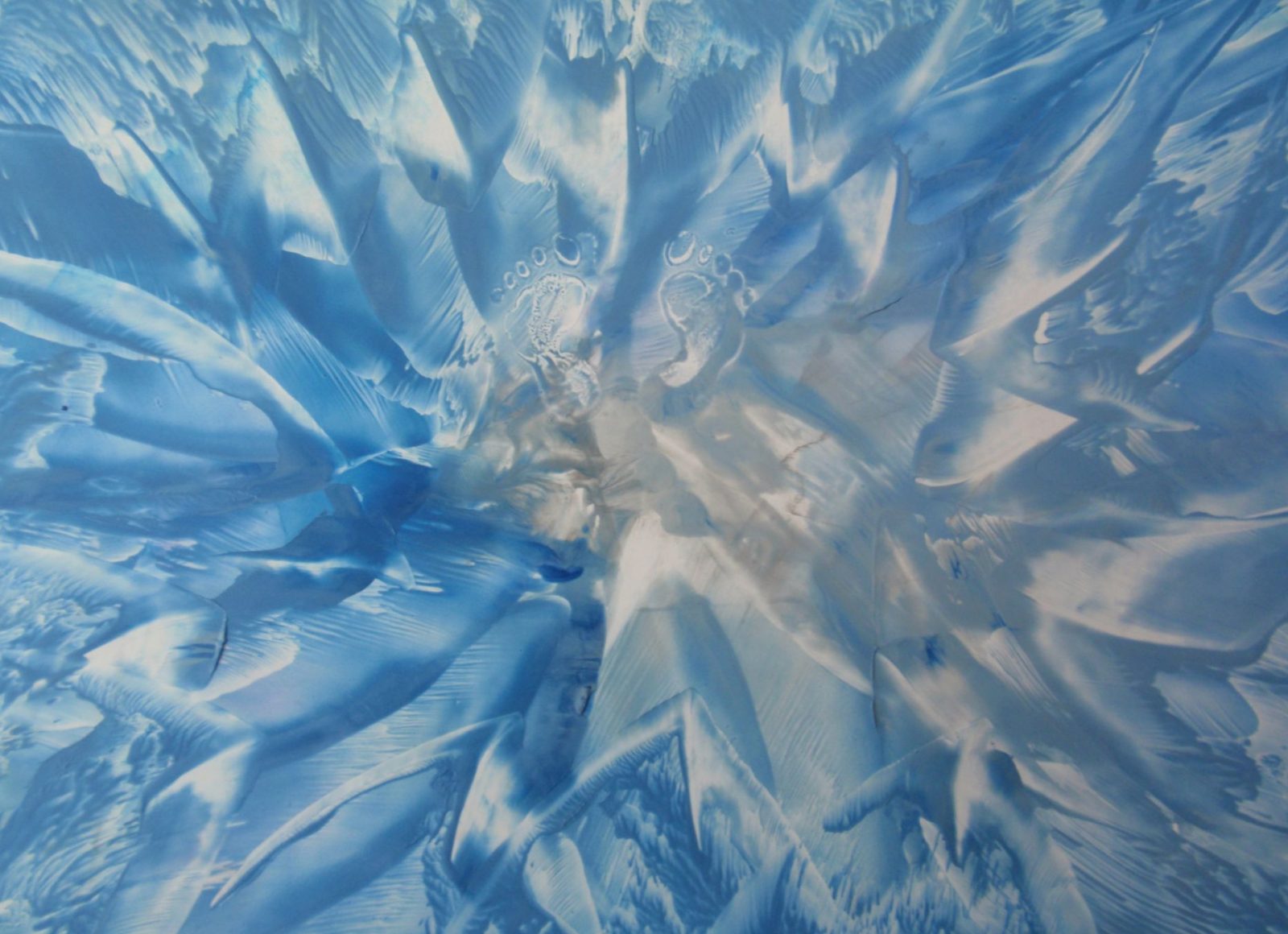 modré enkaustické pozadie so stopami nôh