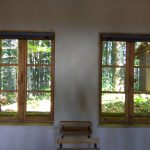 dve okná s výhľadom do prírody z chalupy