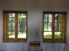 dve okná s výhľadom do prírody z chalupy