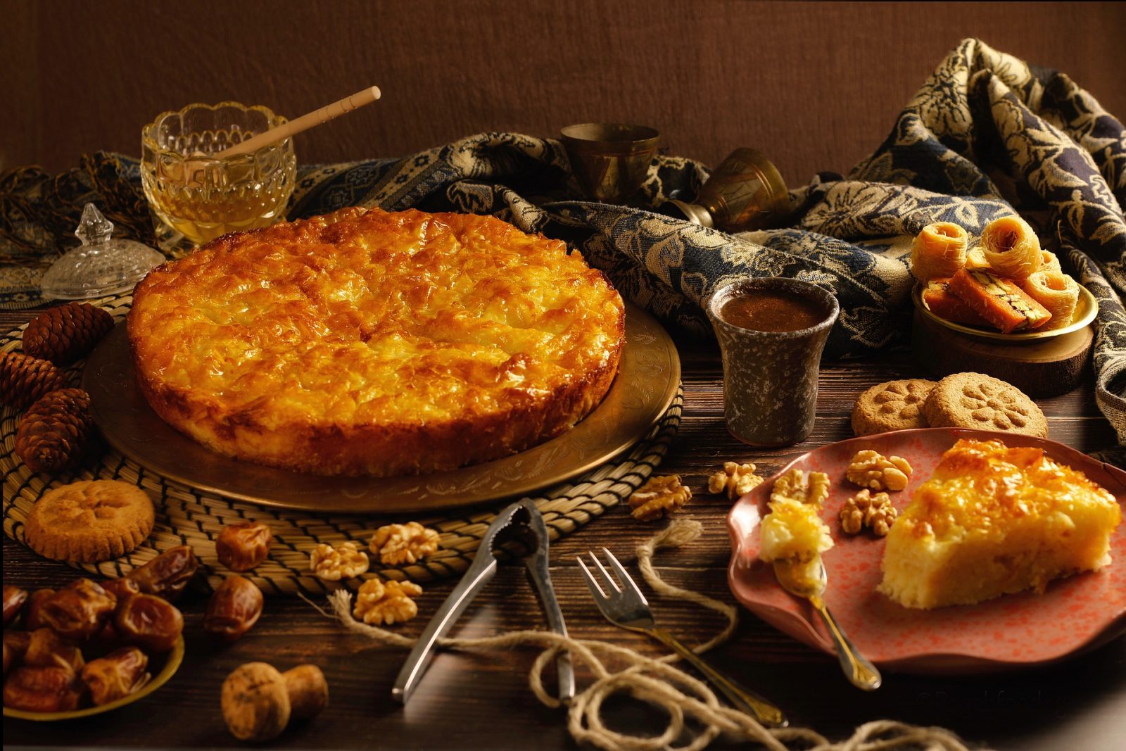 koláč na stole s medom, orechmi a keksami