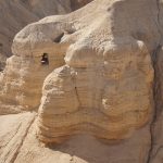 skalné hory s otvormi v púšti