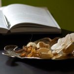 otvorená kniha s perom a dekoráciou