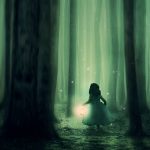 dieťa v tmavom lese s lampášom v ruke