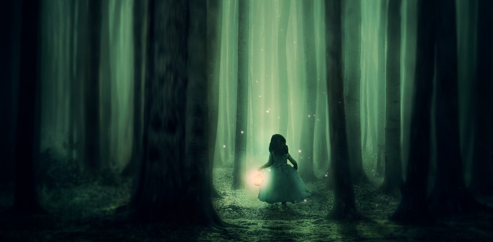 dieťa v tmavom lese s lampášom v ruke