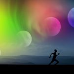 športujúci muž a farebné kruhy nad ním