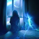 ženská postava sediaca na posteli v noci a pozerajúca von oknom na veľkú planétu