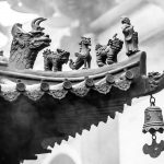 čínska strecha s figúrkami a zvoncom