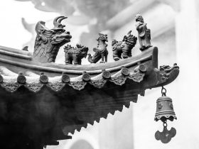 čínska strecha s figúrkami a zvoncom