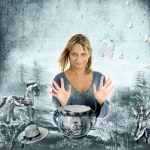 žena nad hrncom robí rukami čáry-máry