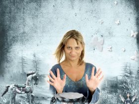 žena nad hrncom robí rukami čáry-máry