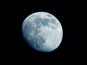 Dorastajúca Luna do splnu