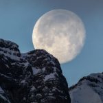 Spln Luny spoza vrchov