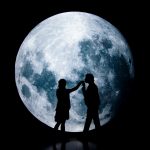 zamilovaní za splnu Luny