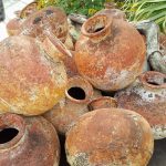 staré džbány pokryté hrdzou