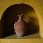 starodávny krčah v otvore múru