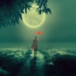 postava mnícha s červeným dáždnikom v splne Luny