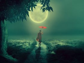 postava mnícha s červeným dáždnikom v splne Luny