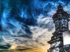 budova snemu v popredí a v pozadí magická obloha