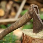 stará sekera zaťatá v pni