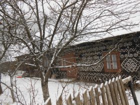 drevenica v Čičmanoch v zime