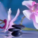 orchidea a modré kamienky na sebe