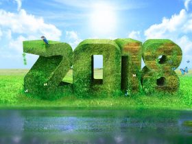 číslice roku 2018 zo zelenej trávy pri vode