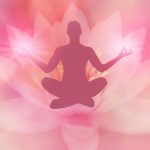 meditácia postavy v lotosovom sede a lotosový kvet v ružovej