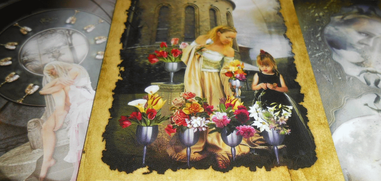 Tarotová karta Šestka pohárov so zobrazením matky a dievčatka uprostred kvetov