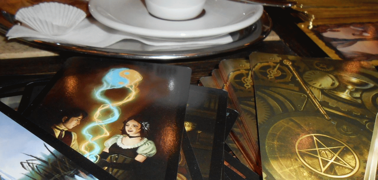 Tarotová karta Dvojka pohárov zo Steampunk Tarot vyložená pri šálke kávy