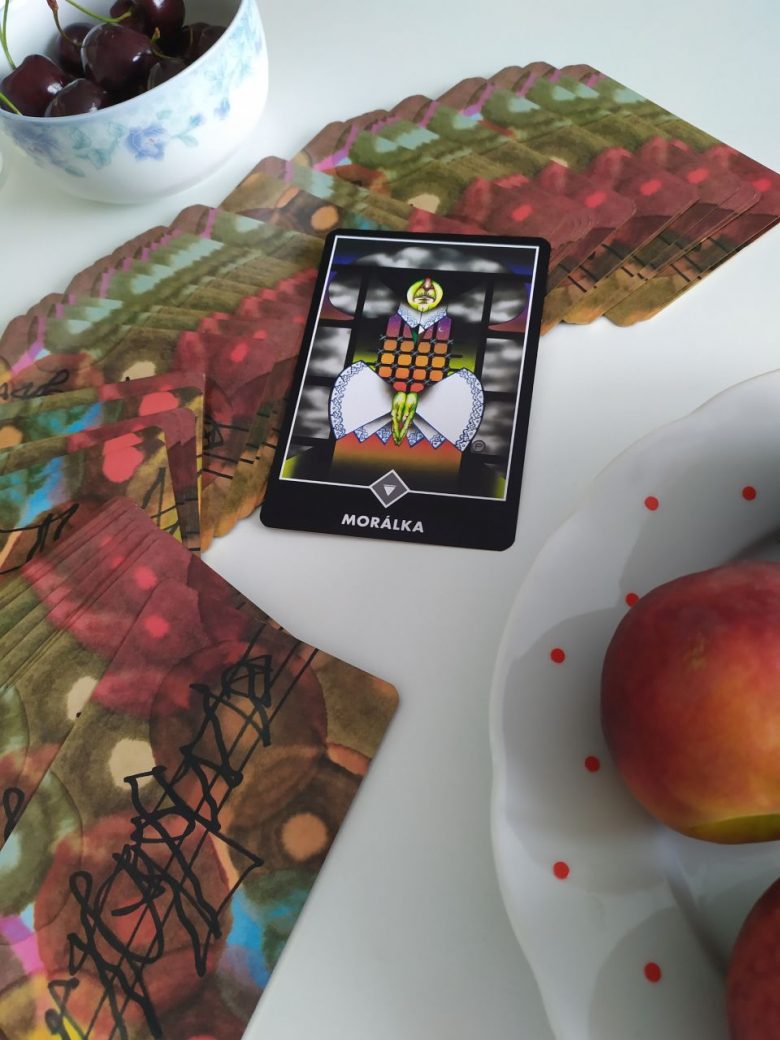 Tarotová karta Osho Zen Tarot Kráľovná mrakov Morálka