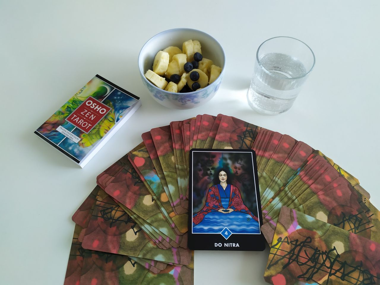 Karta Osho Zen Tarot 4 vody s názvom Do vnútra