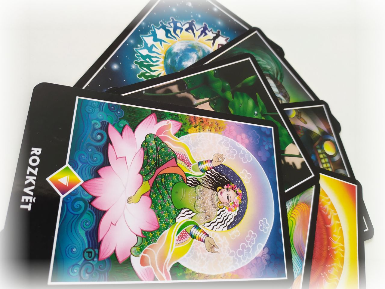 Karta Osho Zen Tarot Kráľovná dúhy s názvom Rozkvet