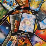 Tarotové karty Osho Zen Tarot a na vrchu výkladu karta Uzdravovanie
