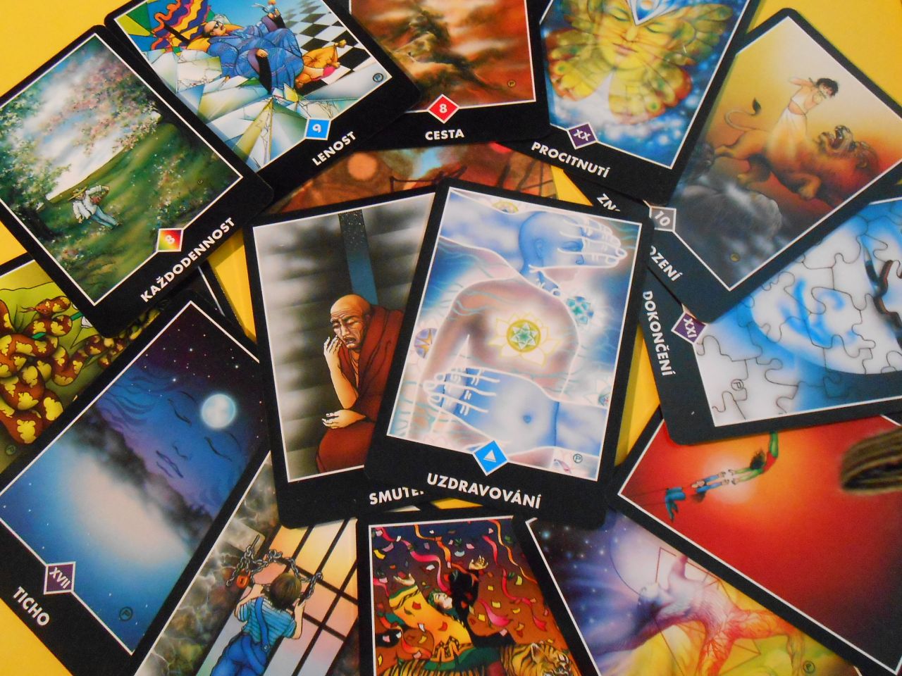 Tarotové karty Osho Zen Tarot a na vrchu výkladu karta Uzdravovanie