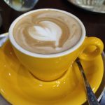 kávička so srdcom v žltej šálke