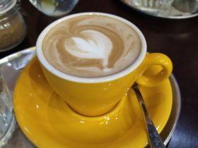 kávička so srdcom v žltej šálke