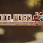 Nápis "veľa šťastia" z dreva a hracie kocky