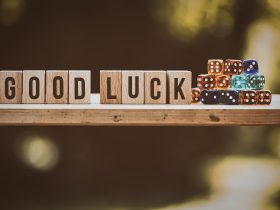 Nápis "veľa šťastia" z dreva a hracie kocky