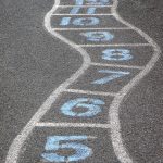 nakreslené čísla na ceste