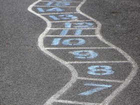 nakreslené čísla na ceste