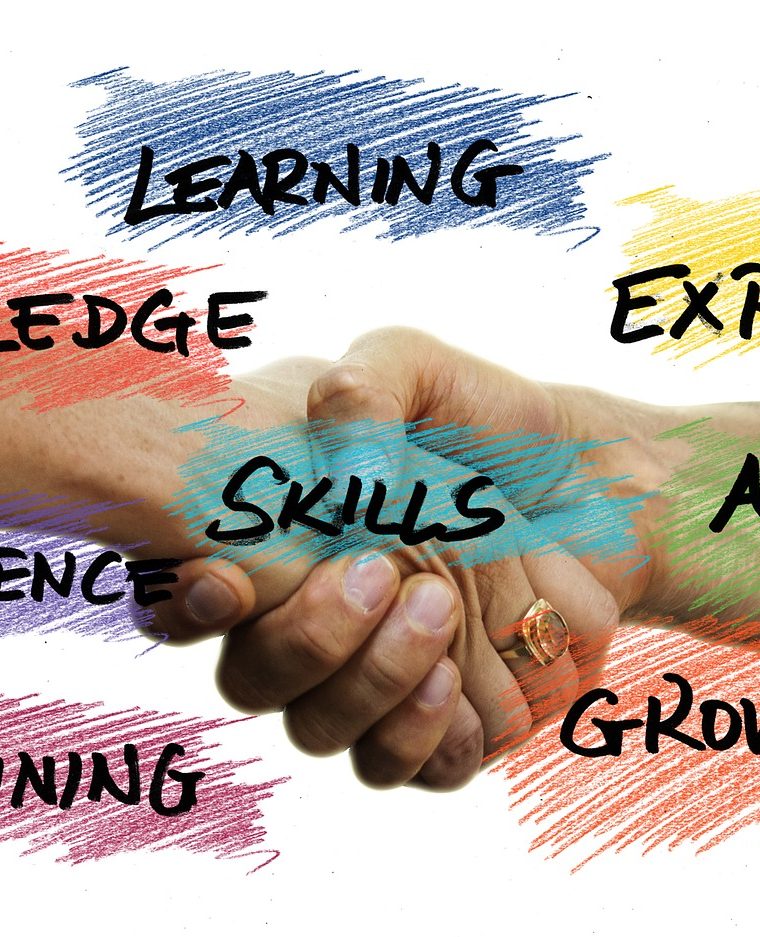 pozdrav stisnutím ruky a nápisy - learning, knowledge, competence, training, experience, ability, skills, growth