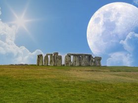 Stonehenge, Slnko a Luna