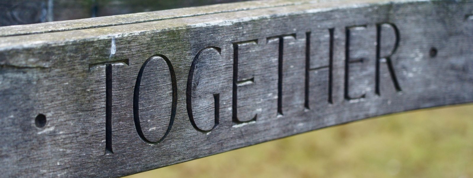 nápis together na dreve